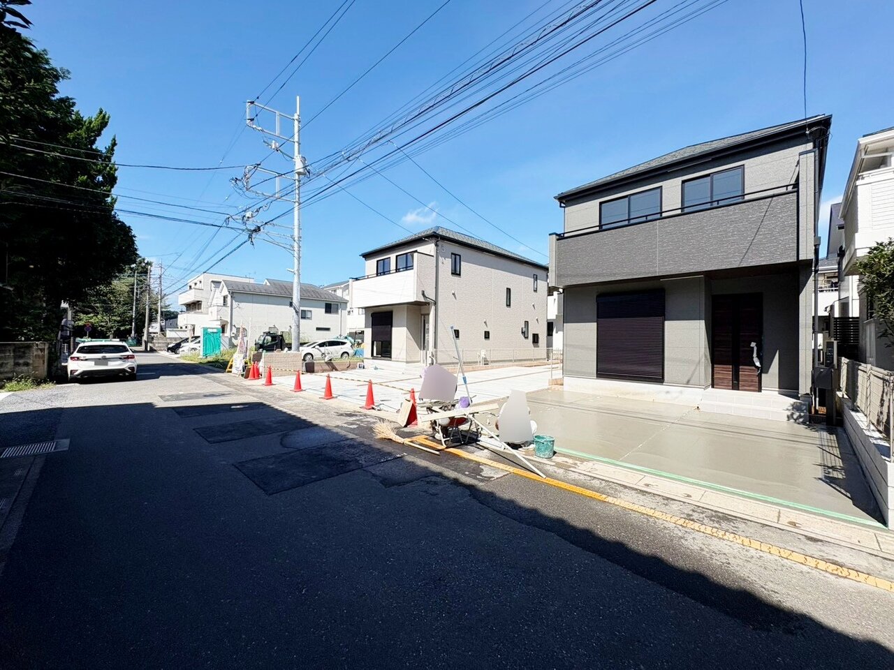 スーパーやコンビニなどが徒歩圏内にあり、買い物に便利な住環境。(令和8年9月 撮影)