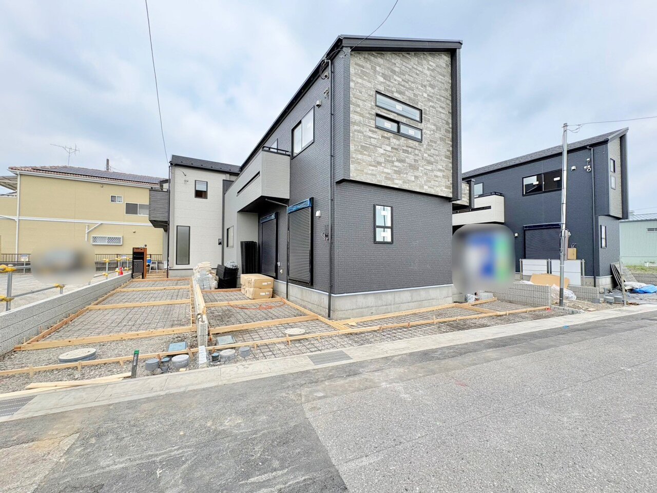 道路に面した手前のお住まいです。小中学校まで徒歩6分圏内です。(令和8年7月撮影)