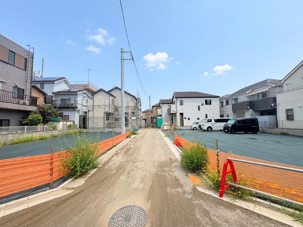 新設道路を設けた分譲地。居住者以外の侵入も少ない安心な立地です。(令和8年8月 撮影)