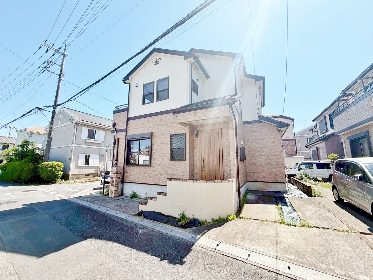 開放感のある角地に面した邸宅。閑静な住宅街に佇みます。