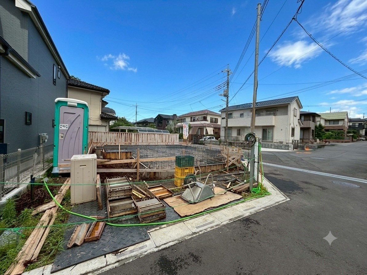 二部屋から行き来できる続きバルコニーは、洗濯時にも効率の良い造り。(令和8年7月撮影)