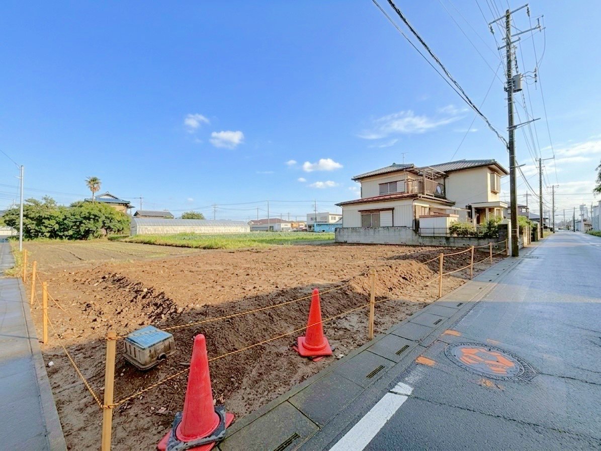 南西8.7m×北西4m公道に面した南西角地。陽光あふれる優雅な邸宅。(令和8年6月 撮影)