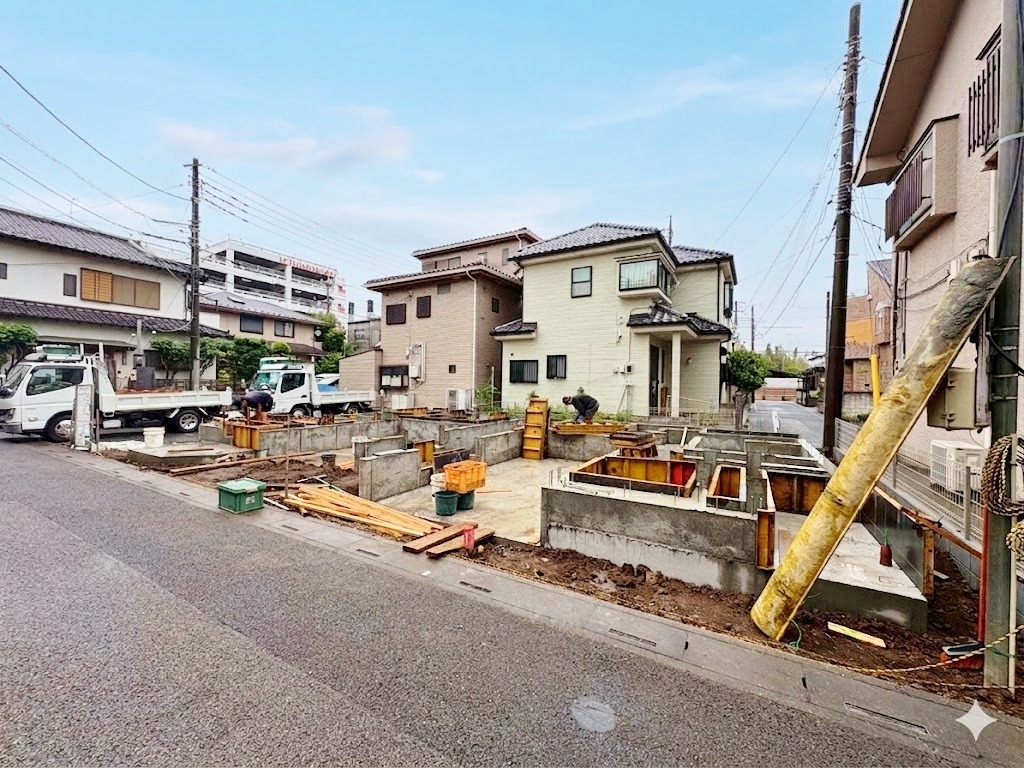 右端が当物件。2階に18帖超のLDKを配置、リビングイン階段を採用しています。(令和8年6月 撮影)