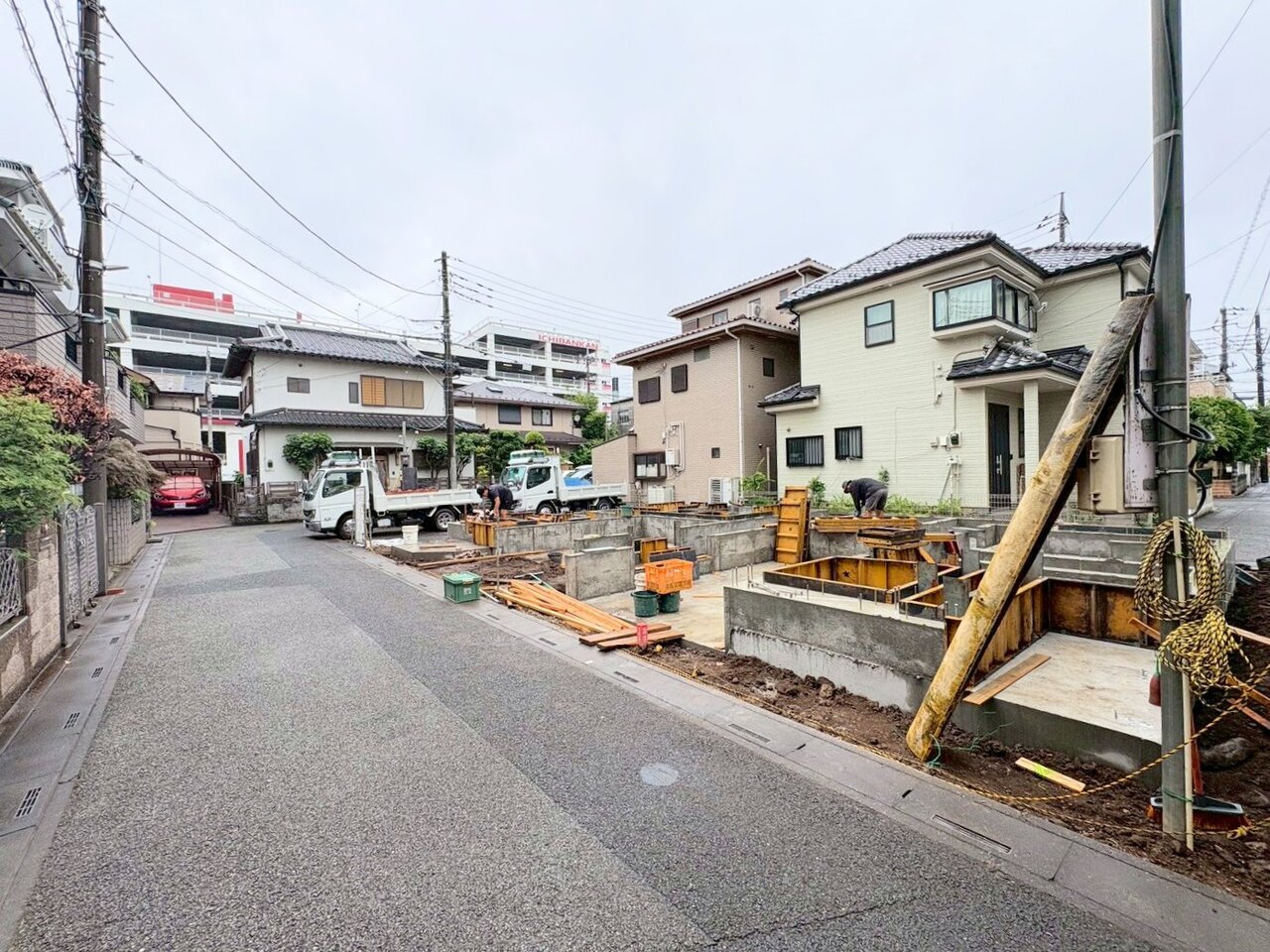 バルコニーを2ヵ所確保しました。洗濯物が多い日や布団を干すにも便利です。(令和8年6月 撮影)