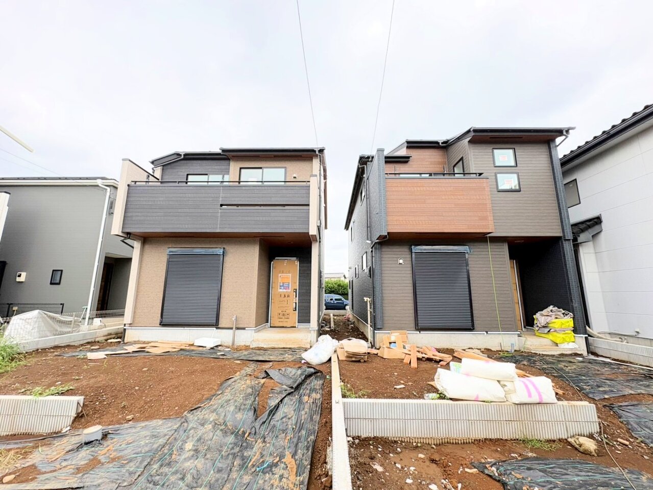 左側が当物件。敷地広々44坪超の4LDK可変型の住宅です。(令和8年9月撮影)