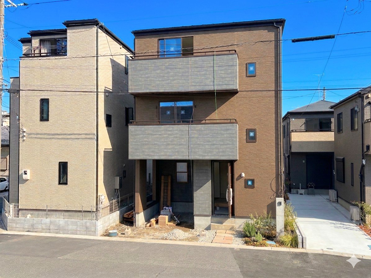 朝日が差し込む東道路に面しています。小・中学校近くの3階建て4LDKのお住まい。(令和8年6月撮影)