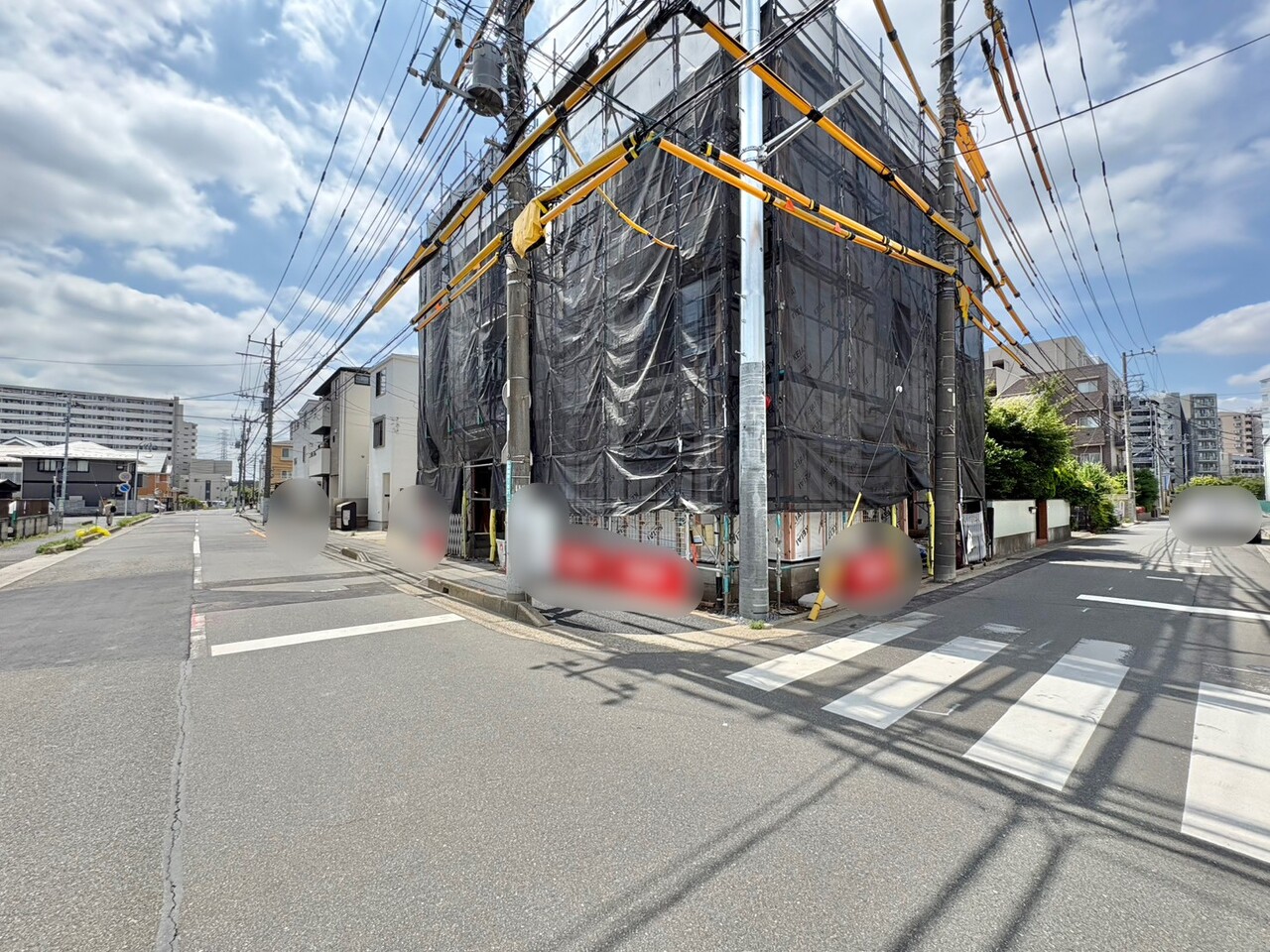 スーパーまで徒歩8分、コンビニまで徒歩3分、生活施設が徒歩圏内にございます。(令和8年6月 撮影)