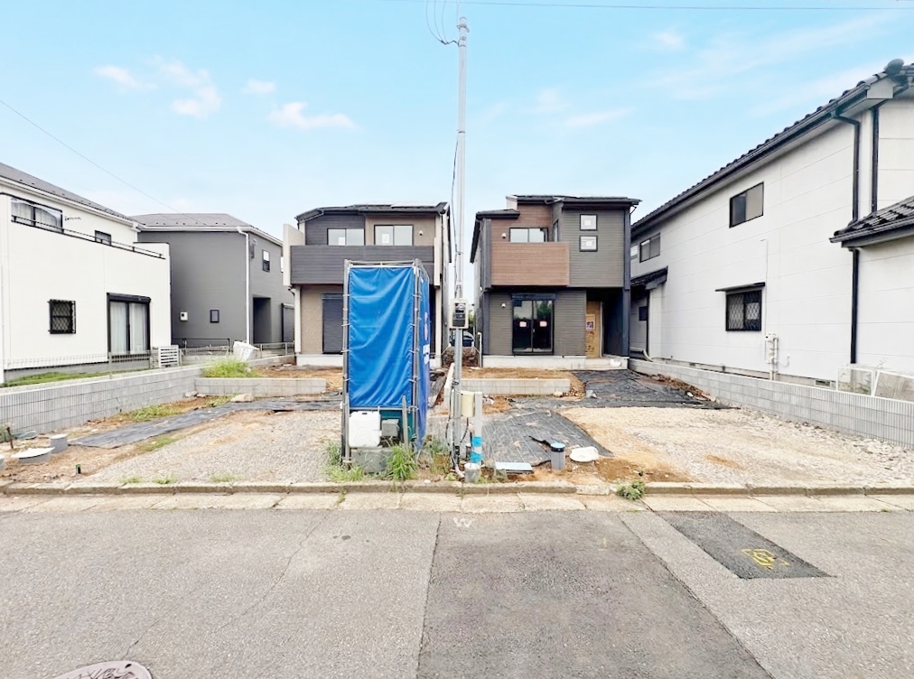 自然と家族のコミュニケーションが生まれるリビングスルー階段を採用。(令和8年8月撮影)