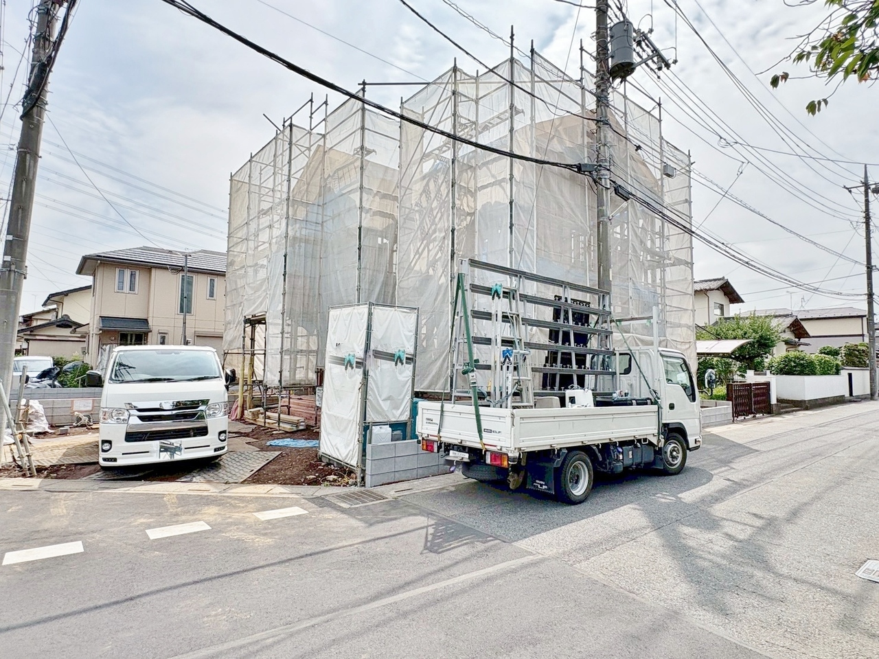 陽光あふれる角地に佇みます。(令和8年6月 撮影)