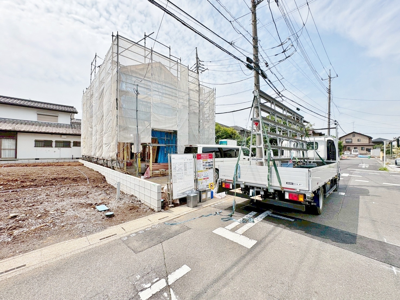 17.7帖のLDKはどこにいても各方面に視線が抜けて開放的な造り。(令和8年6月 撮影)