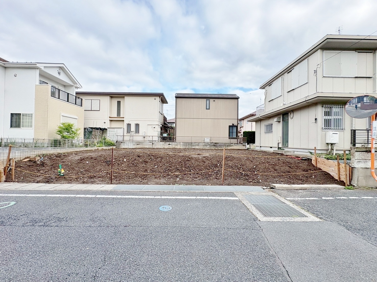 敷地広々40坪超。全居室2面採光で陽当たり・通風良好です。(令和8年6月 撮影)
