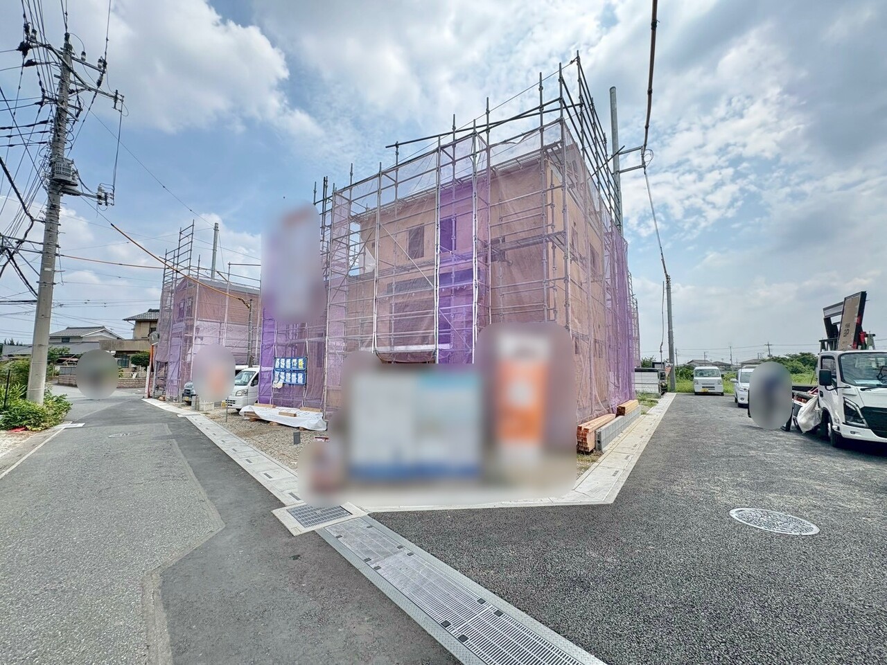 広々とした１８帖以上のLDKは対面式キッチンを採用。(令和8年7月撮影)