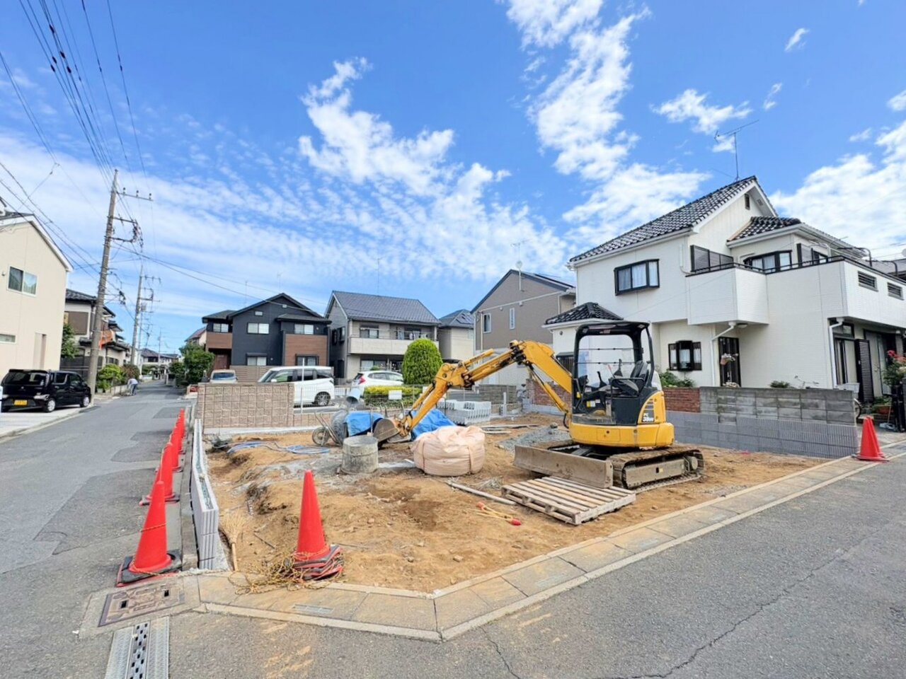 カースペースには並列で2台駐車可能です。(車種による)(令和8年6月 撮影)