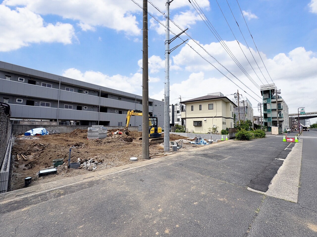 キッチンからリビング全体を見渡せる設計。(令和8年6月 撮影)