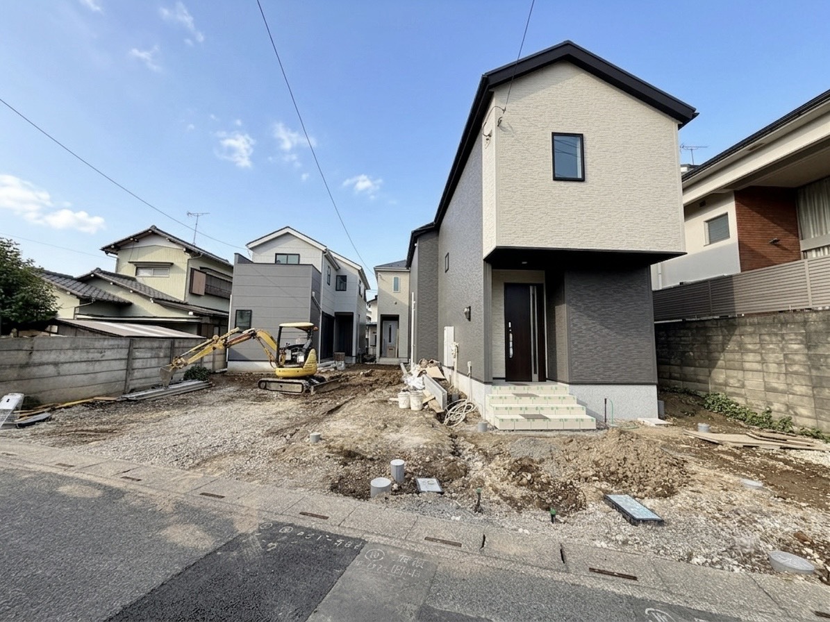 右が当物件。敷地面積は３８坪超、3LDK+カースペース２台分のお住まい。（車種による）(令和8年6月 撮影)