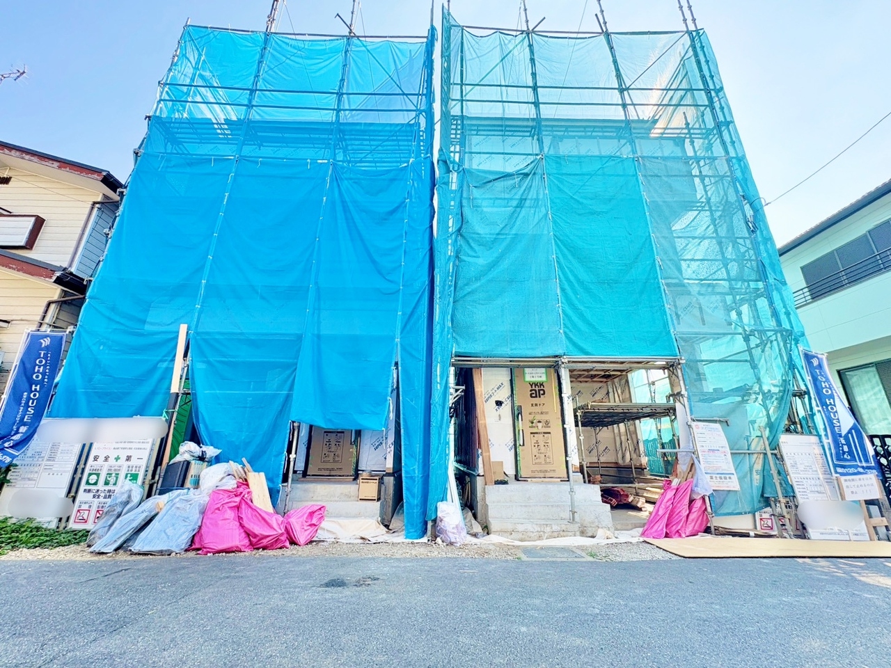 周辺には商業施設や公共施設、病院など生活に必要な施設が集まっています。(令和8年7月撮影)