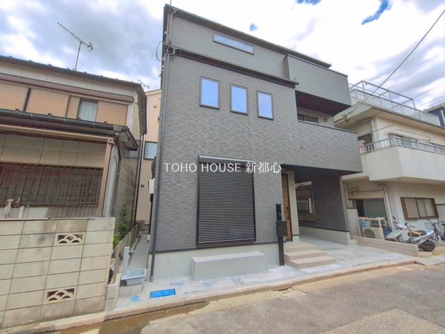 いつまでも輝き続けて、いつしか街の風景に溶け込んでいきます。