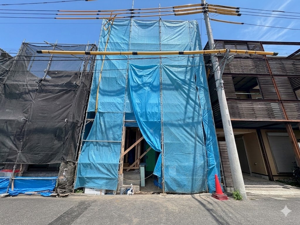 南側公道６m公道に面しています。小、中学校まで徒歩5分圏内です。(令和8年6月 撮影)