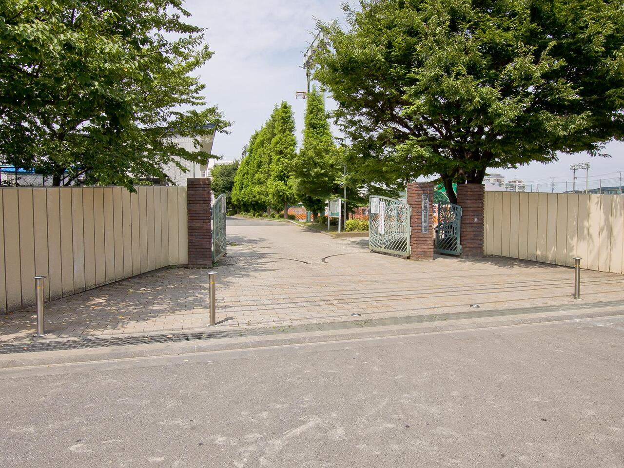 新曽中学校まで約250m