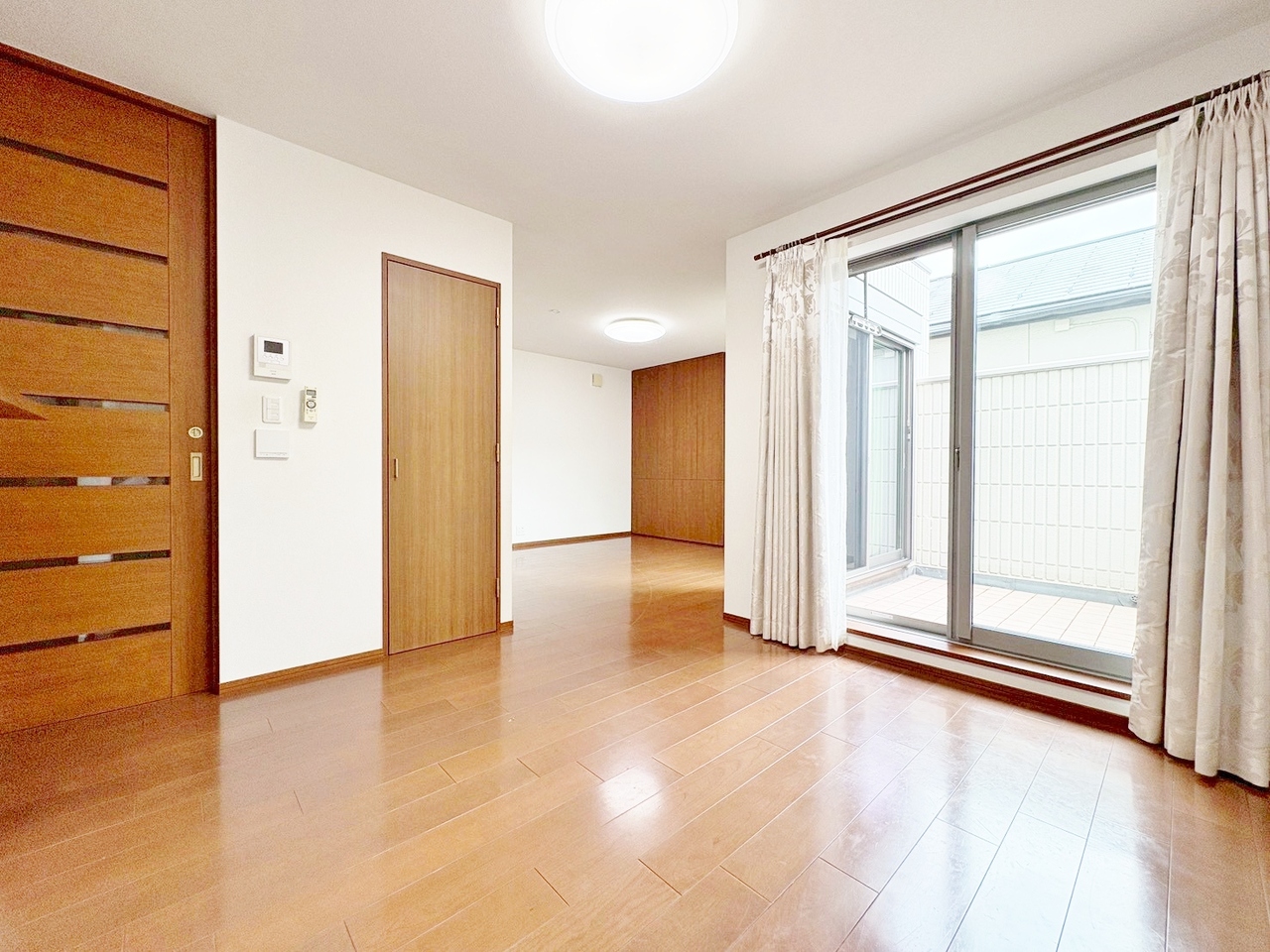 大きな窓から差し込む光が心地良い２階ＬＤＫ。