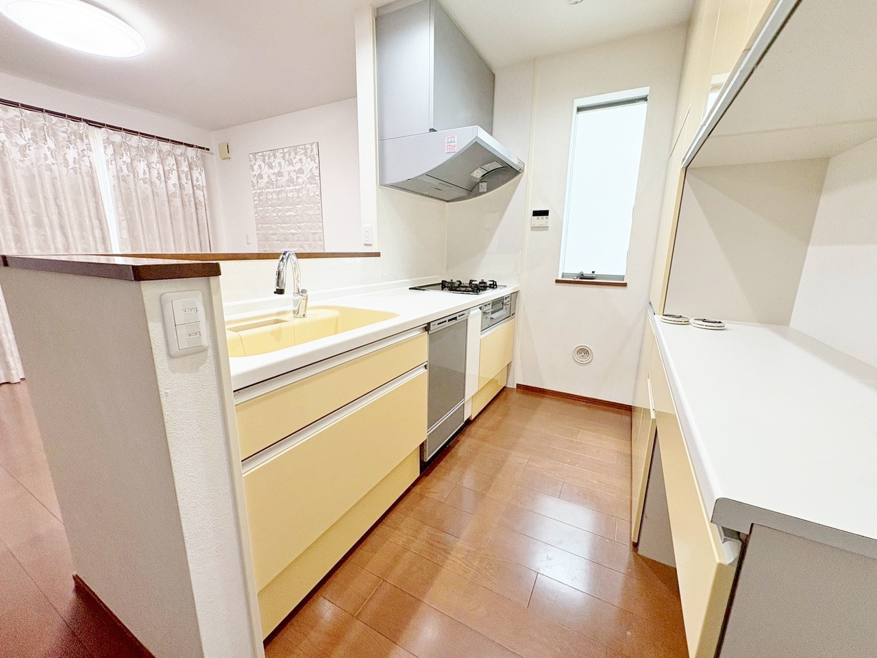 ダイニングとつながるキッチンからは部屋中が見渡せます。