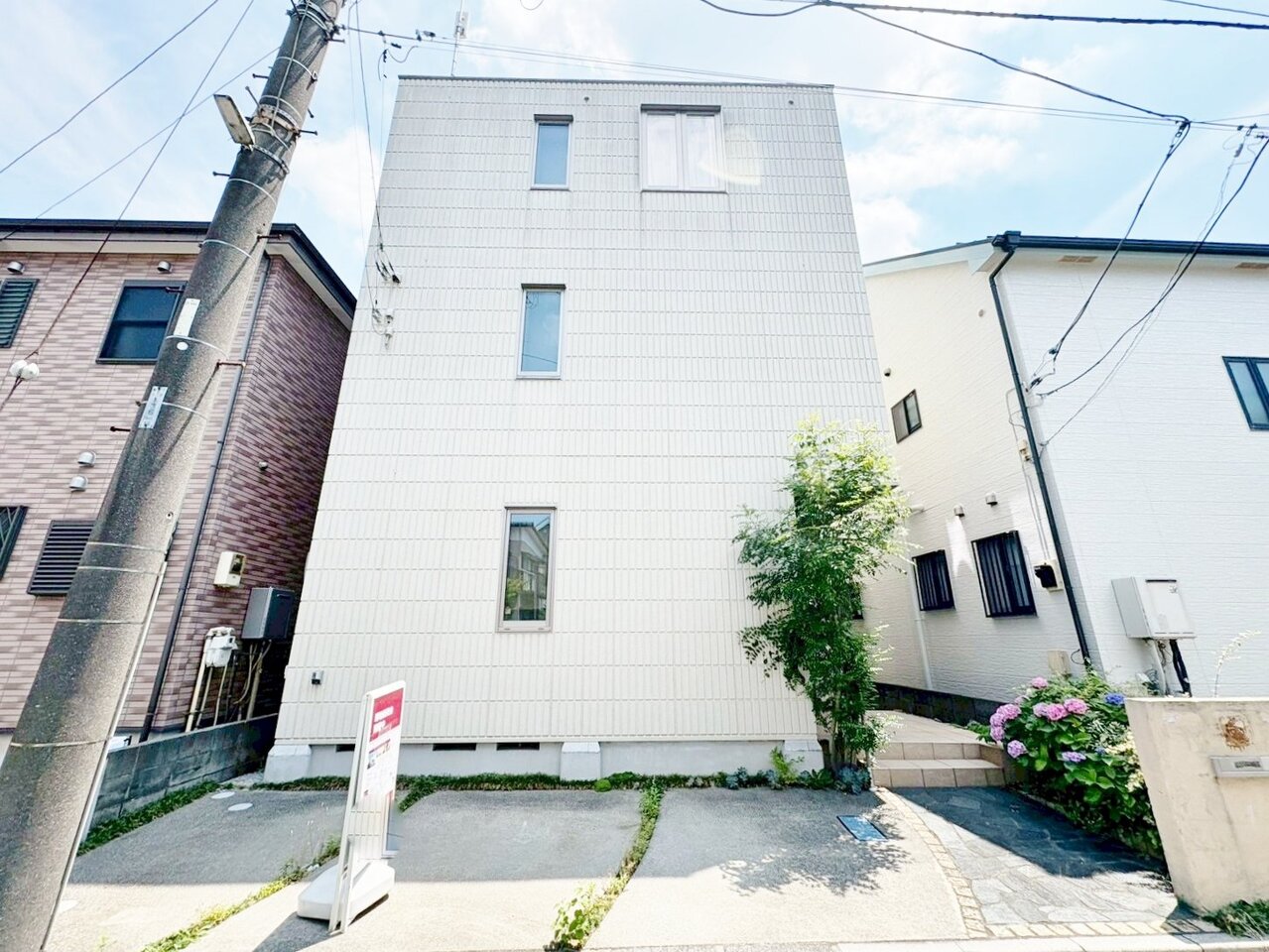 与野本町駅まで徒歩6分、与野駅まで徒歩15分の立地です。青空に映える白い壁が上品な佇まい。