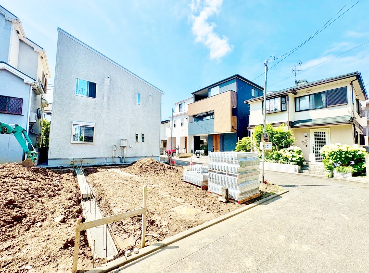 キッチンからリビング全体を見渡せる設計。(令和8年6月 撮影)