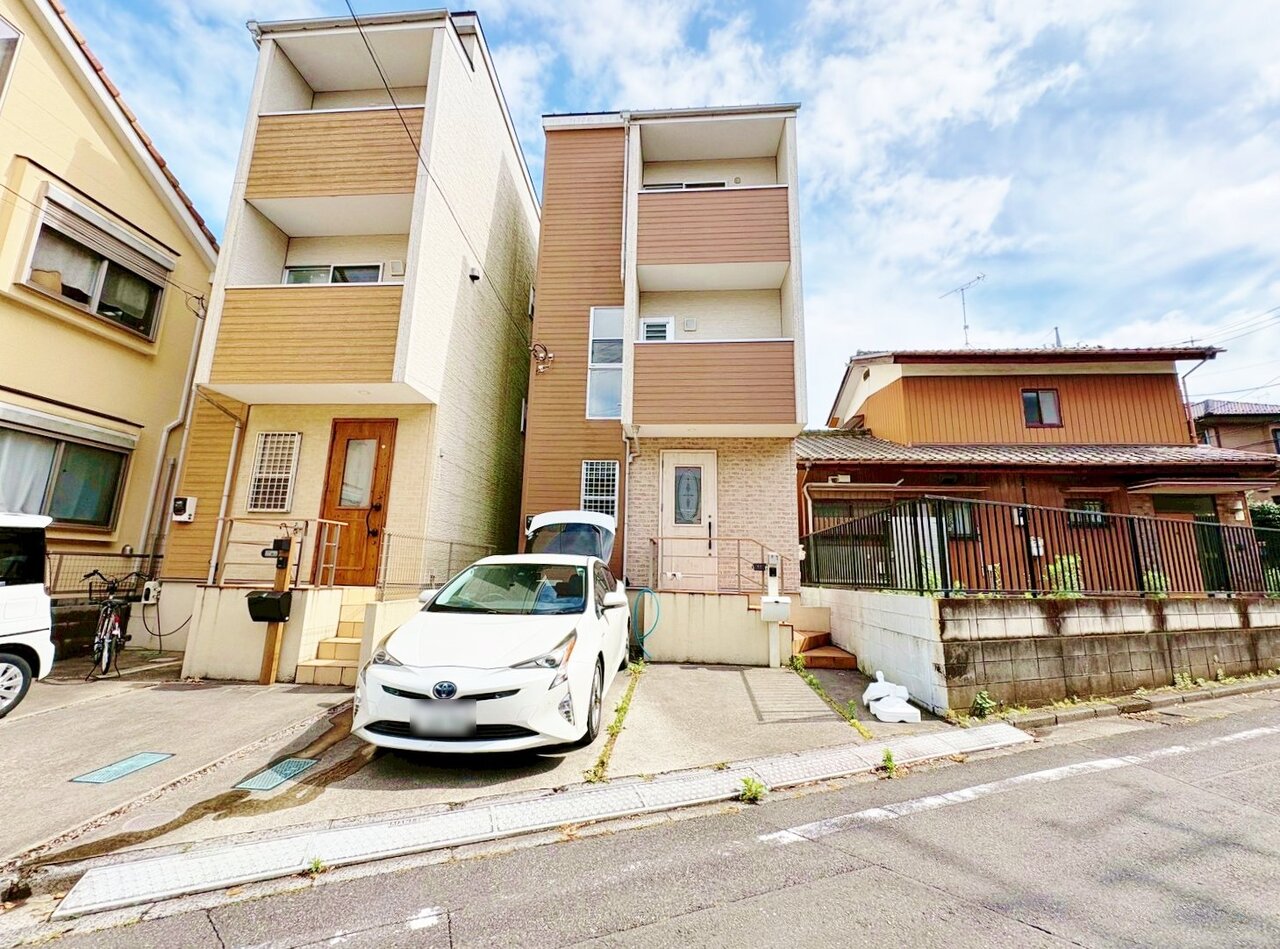 小学校まで徒歩4分、中学校まで徒歩13分、東浦和駅まで徒歩17分の立地です。