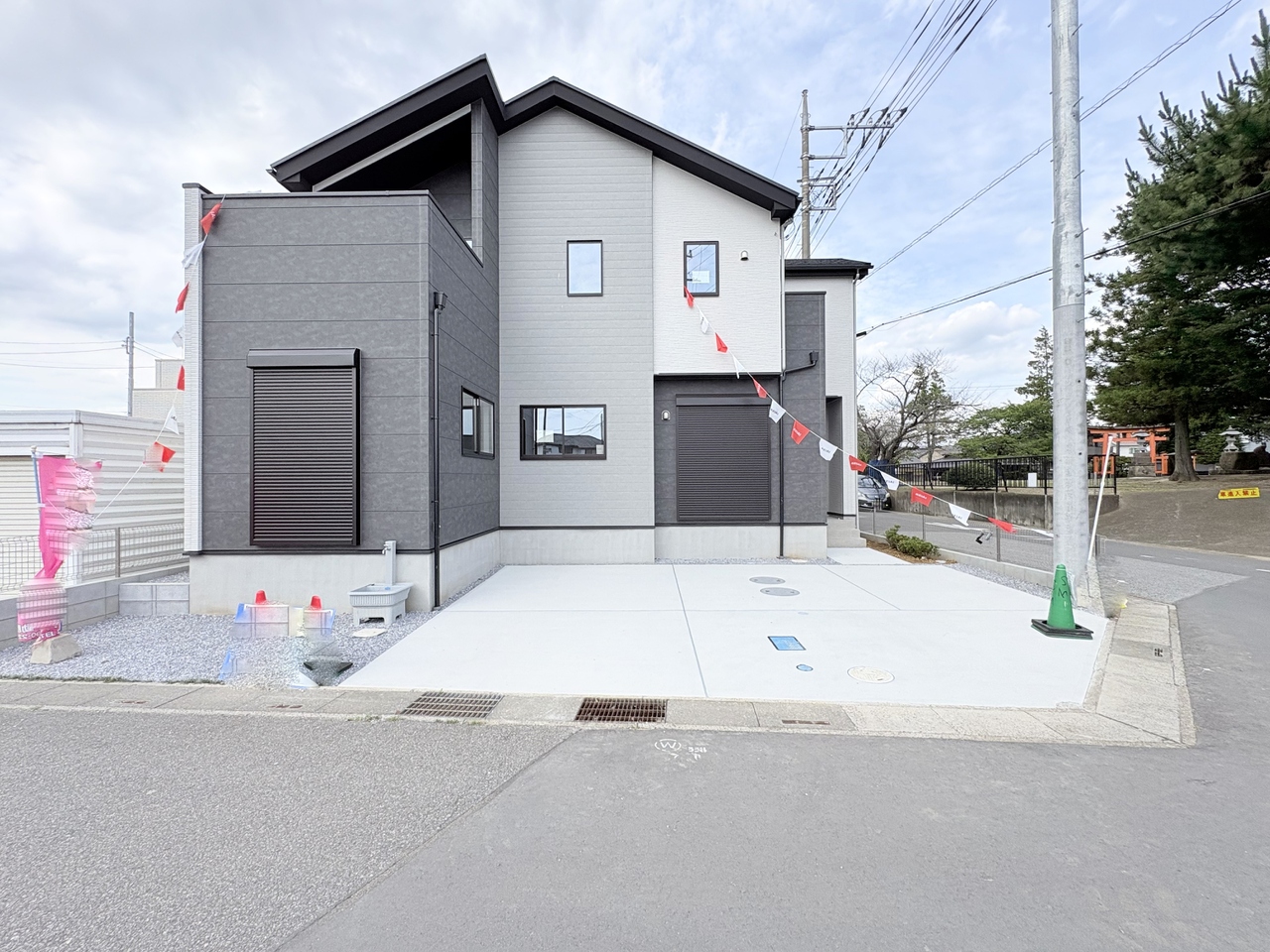 陽光あふれる角地に佇む優雅な邸宅。