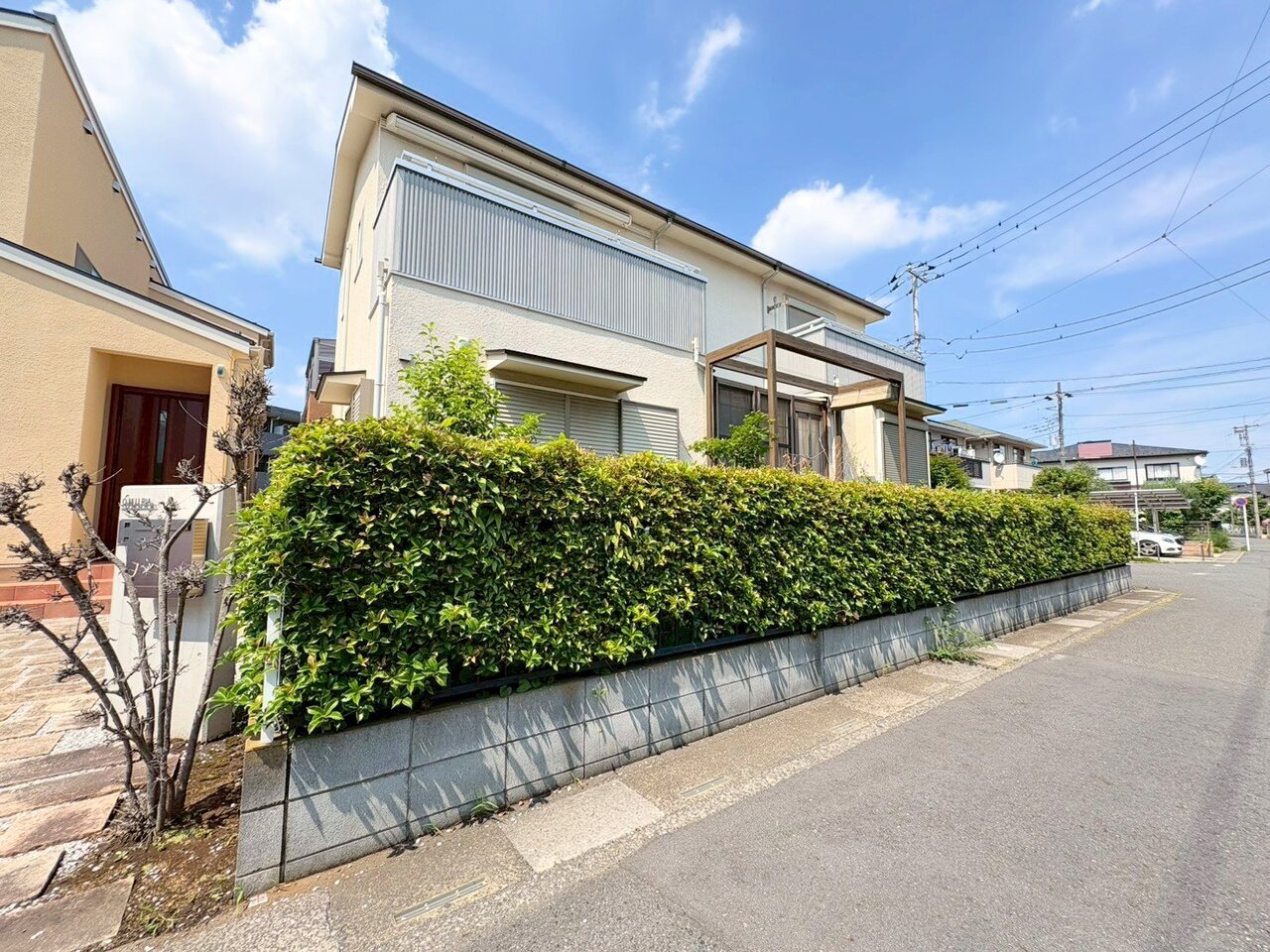 敷地面積は広々48坪、南東角地なので陽当り良好です。