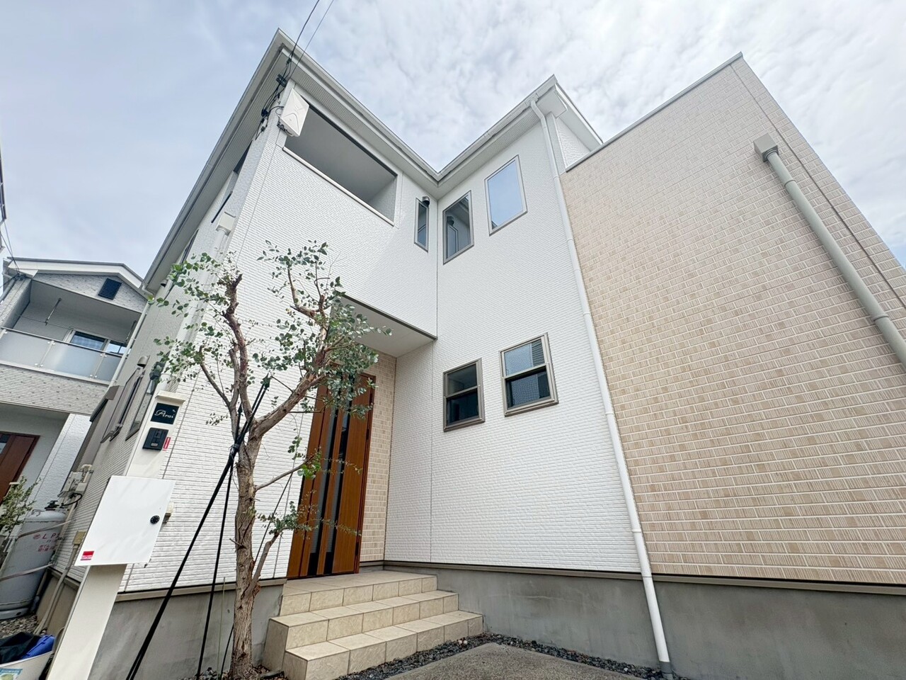 宮原駅まで徒歩10分の南道路面。築7年の築浅住宅。気品と落着きを醸成する佇まいです。