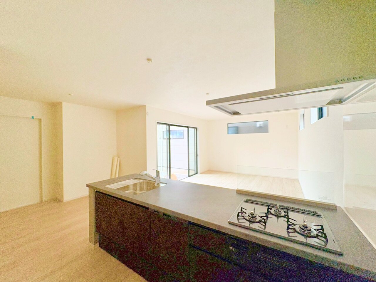 ダイニングとつながるキッチンからは部屋中が見渡せます。