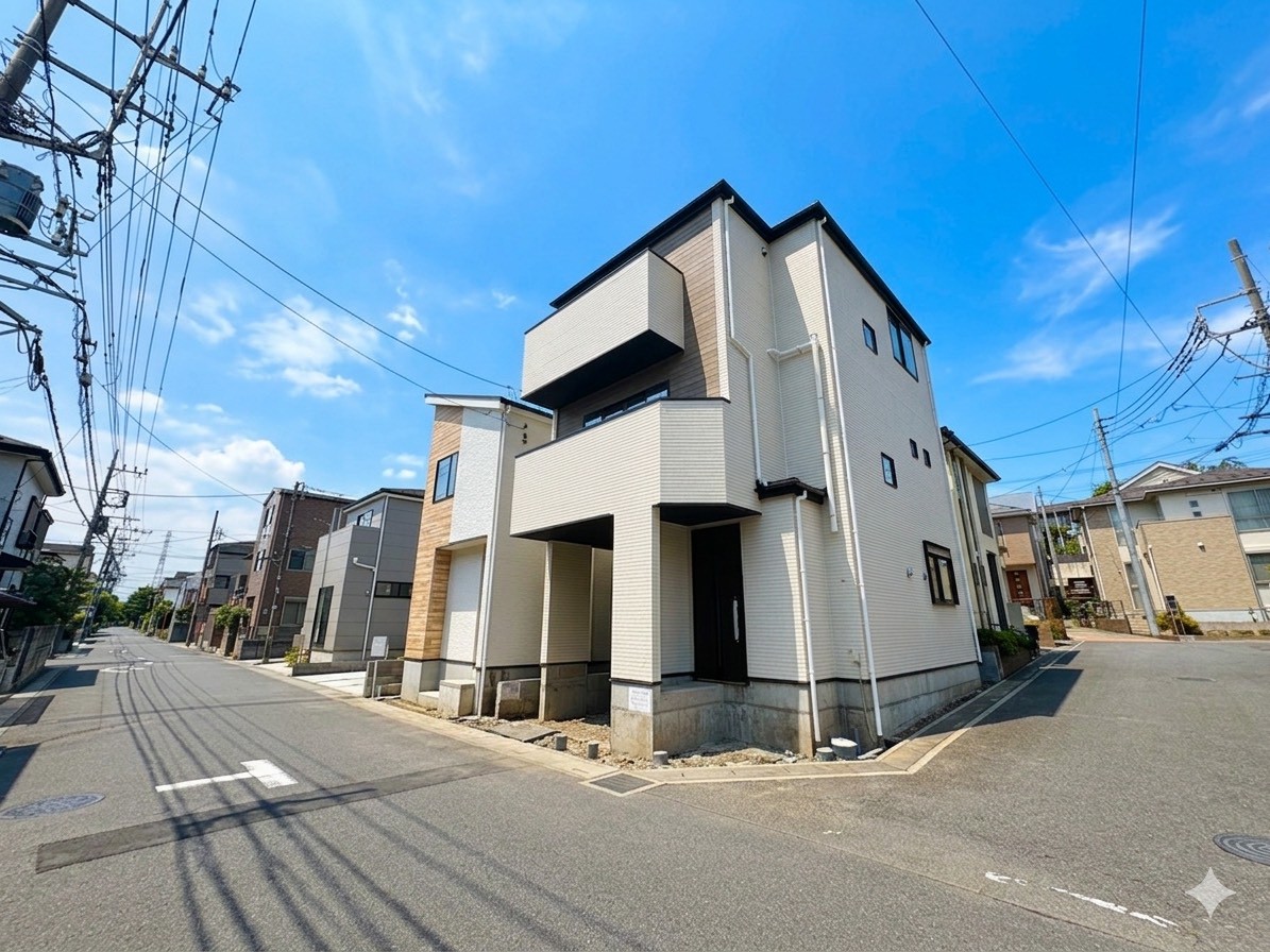 手前から３棟目が当物件。訪ねてくる友人知人を楽しませてくれる外観。(令和8年6月 撮影)