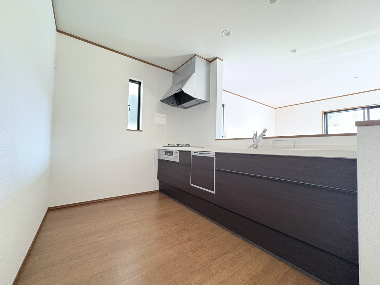 ダイニングとつながるキッチンからは部屋中が見渡せます。