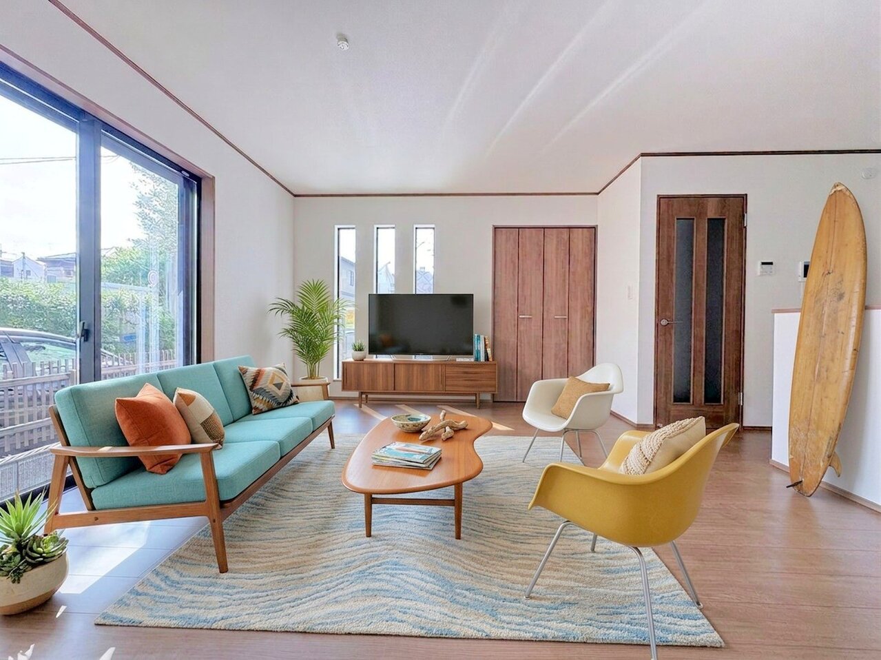 室内には豊かな陽光が注ぎ込み、爽やかな住空間を演出。※現況物件写真にCG画像処理済み
