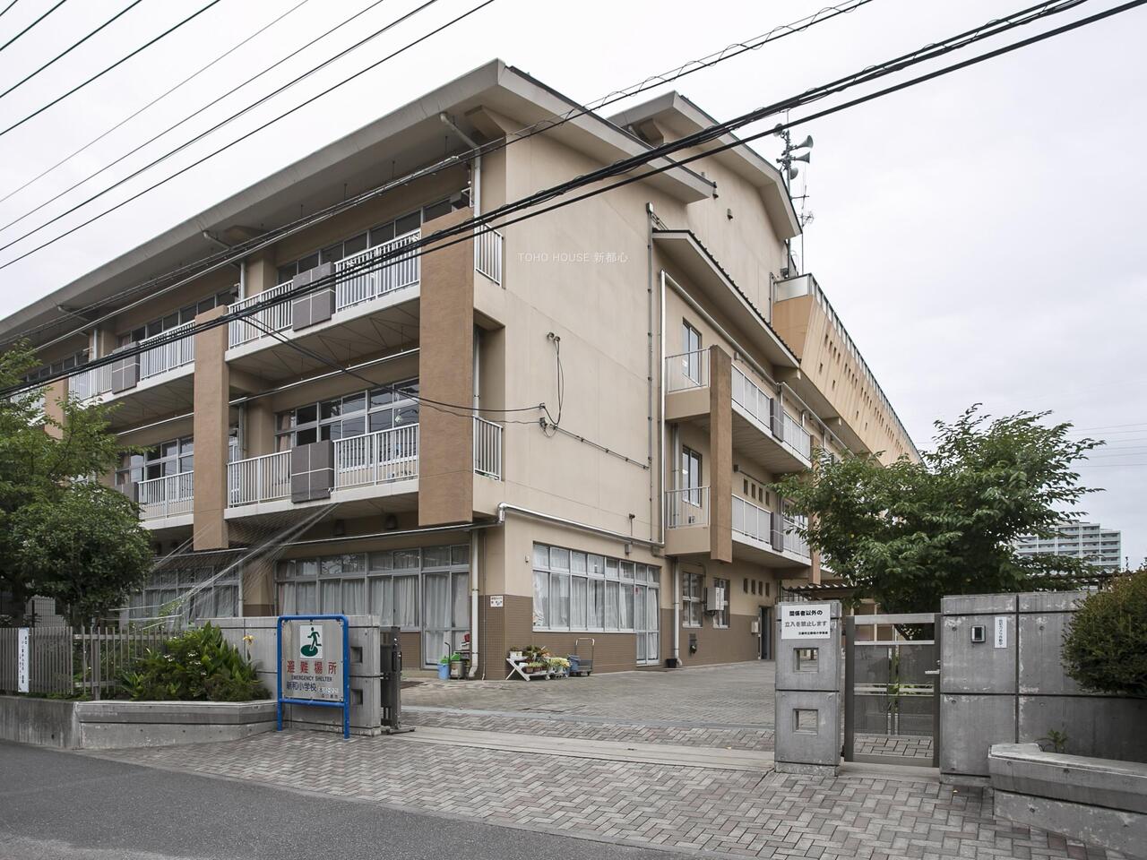 新和小学校まで約1000m