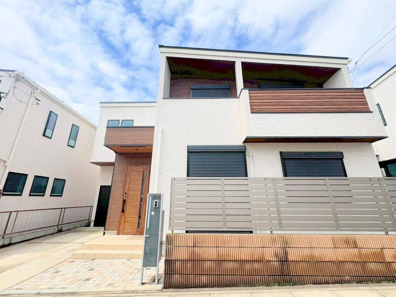 2020年築、築浅のお住まい。南道路につき陽当り良好です。