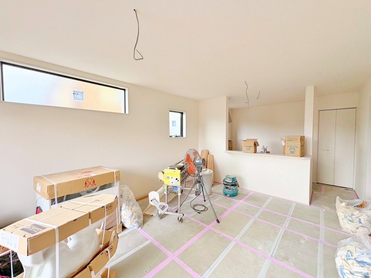キッチンからリビング全体を見渡せます。(令和8年7月撮影)
