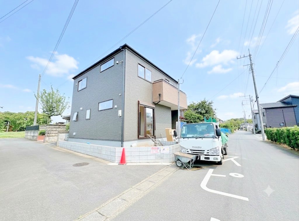 バルコニーに面した主寝室は7.5帖とゆったりとした洋室。(令和8年7月撮影)