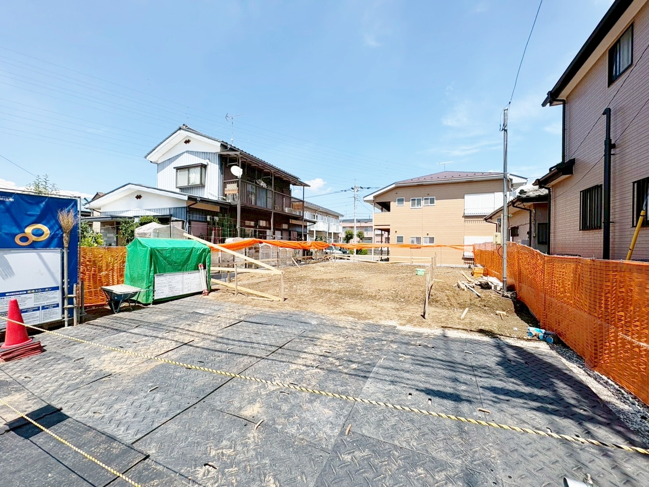 6m公道に面したカースペースに並列で3台駐車可能です。間口が広く駐車も楽々。(令和8年6月 撮影)
