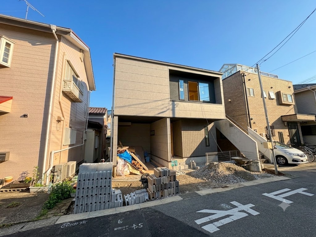 日当たりの良いワイドタイプのバルコニーは使い勝手がいいです。(令和8年7月撮影)