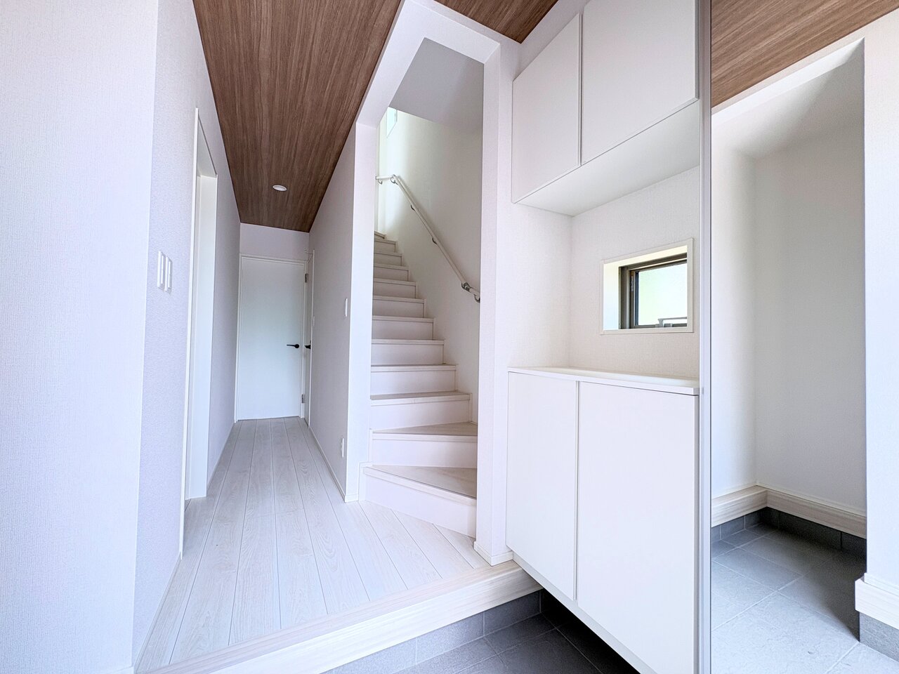 明るさと清潔感を兼ね備えた玄関が建物内へと導きます。