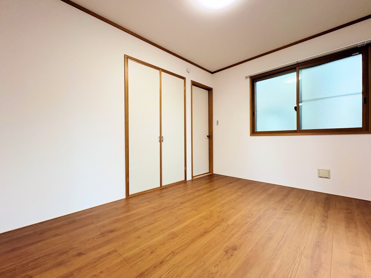 二面採光により陽光が差し込む温かみのあるお部屋。