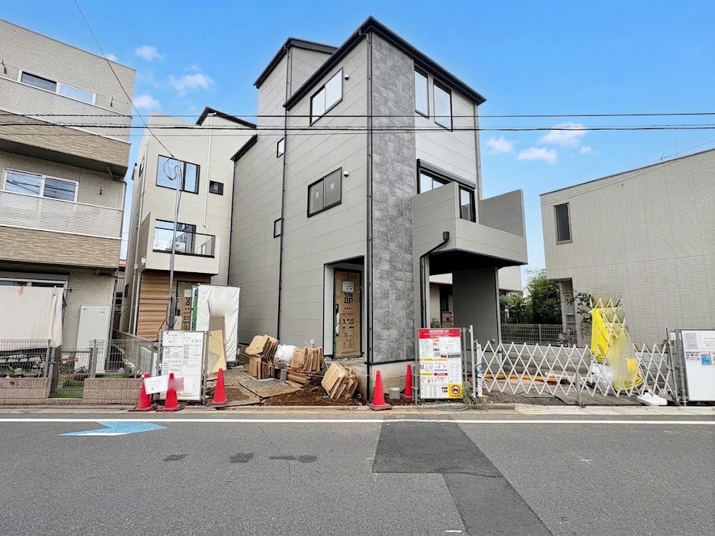 【1号棟】手前のお住まい。南浦和駅まで徒歩7分、二路線利用可能で便利です。(令和8年9月撮影)