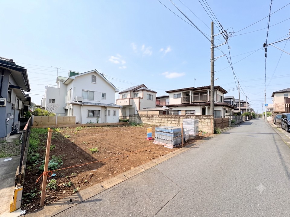 二部屋から行き来できる続きワイドバルコニーは、洗濯時にも効率の良い造り。(令和8年6月 撮影)