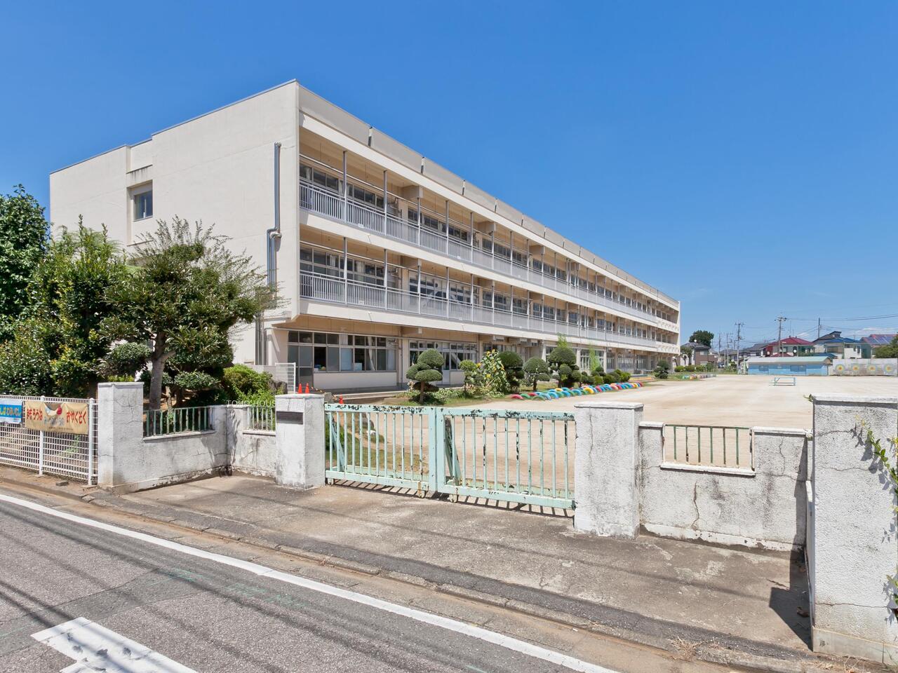 桶川西小学校まで約330m