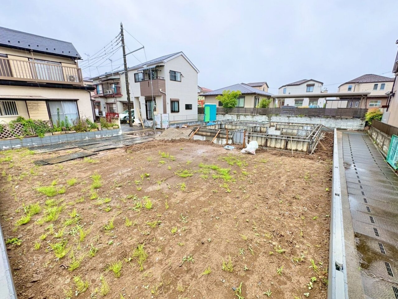 ガーデニングも楽しめる開放的なお庭付きのおしゃれな一戸建て。(令和8年6月 撮影)