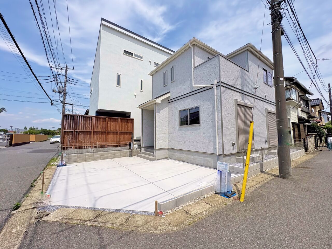 南西角地に面した陽当たりの良い邸宅です。