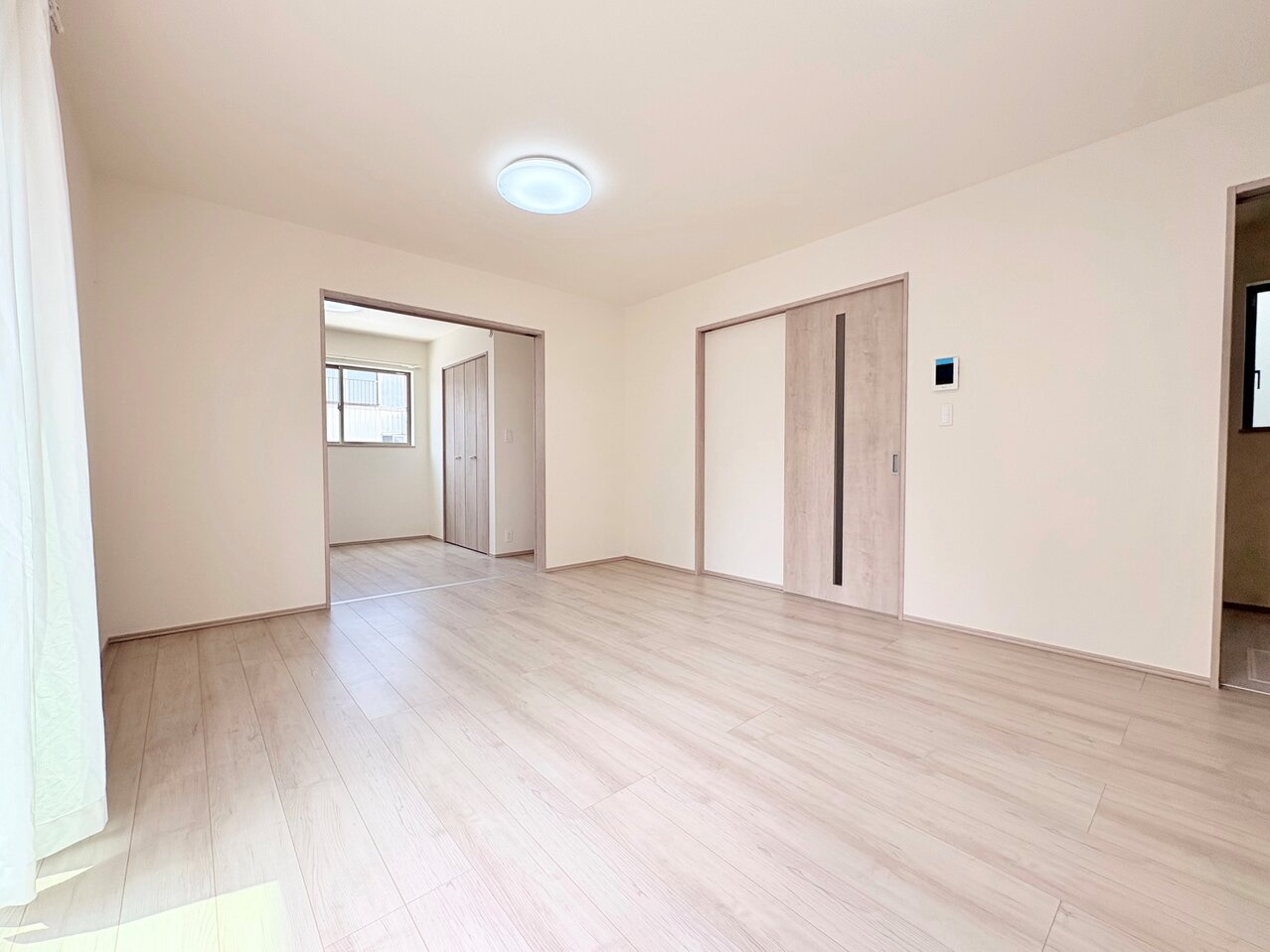 室内には豊かな陽光が注ぎ込み、爽やかな住空間を演出。