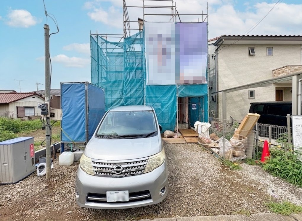 6m公道に面しており、カースペースには並列で2台駐車可能です。(令和8年7月撮影)